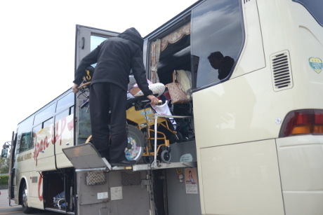 車椅子ごとリフトで