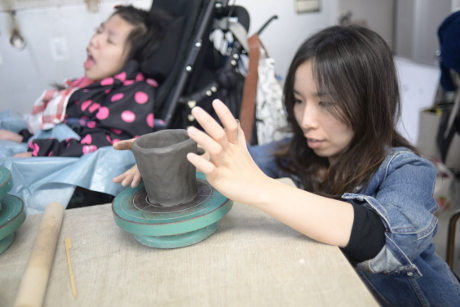 手びねりで。親も真剣