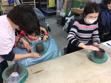 手びねり。土の感触、うれしそう