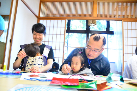 家族でうちわ作り