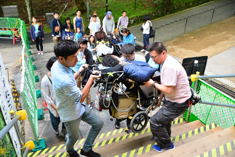 根本中堂車椅子移動